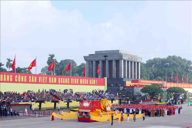 Khối Mặt trận Tổ quốc Việt Nam diễu qua Lễ đài. Ảnh: TTXVN