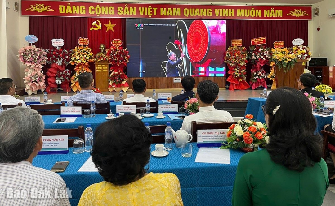 Hòa cùng cả nước, thầy và trò trường Đại học xây dựng miền Trung dự lễ kỷ niệm 80 ngày giáo dục và khai giảng năm học mới qua truyền hình trực tiếp của Bộ Giáo dục.