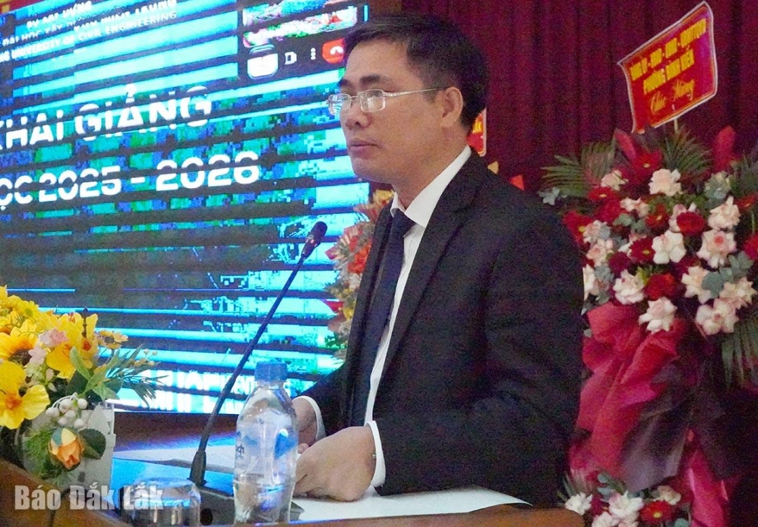 Hiệu trưởng nhà trường TS Phan Văn Huệ phát biểu khai mạc lễ khai giảng năm học 2025-2026