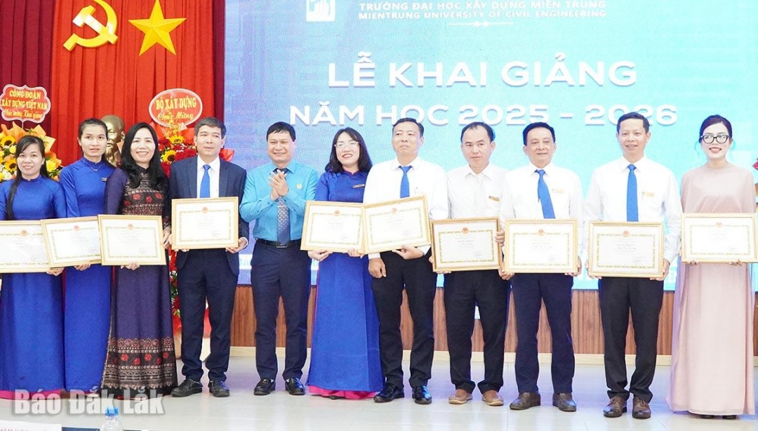 Ông Nguyễn Thanh Tùng – Ủy viên Ban Chấp hành Tổng Liên đoàn lao động Việt Nam, Phó Chủ tịch thường trực Công đoàn Xây dựng Việt Nam khen thưởng các tập thể, cá nhân xuất sắc của trường.