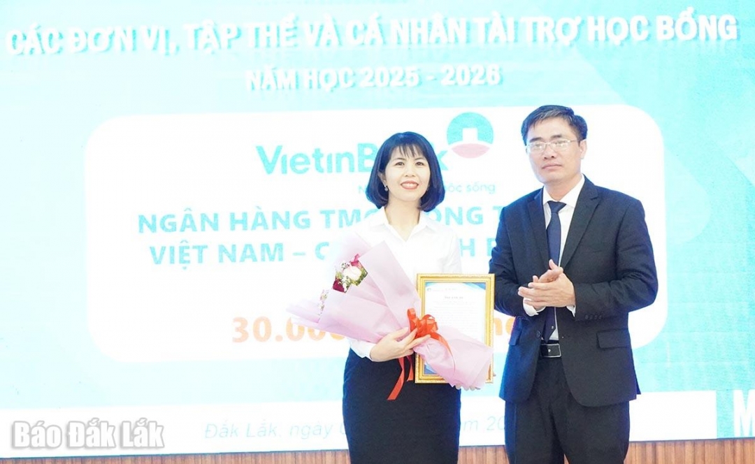 Hiệu trưởng nhà trường TS Phan  Văn Huệ tặng hoa và thư cảm ơn các đơn vị, cá nhân tài trợ học bổng cho sinh viên của trường.