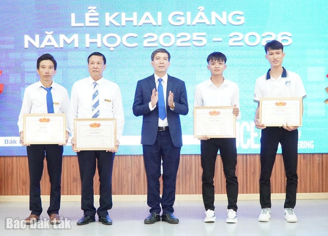 TS Phạm Ngọc Tiến (đứng giữa) Chủ tịch hội đồng quản trị trường khen thưởng các cá nhân có thành tích xuất sắc trong Chiên dịch thanh niên tình nguyện mùa hè xanh.