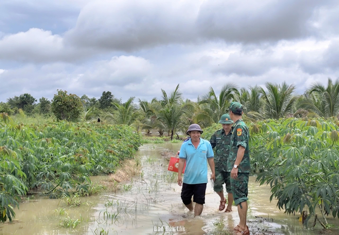 Lực lượng chức năng hướng dẫn các hộ bị ngập lụt di dời đến nơi an toàn trên địa bàn xã Ia Rvê.