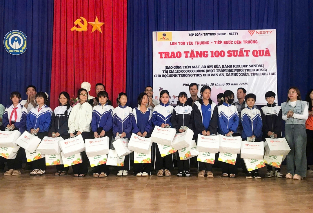 Công ty TNHH Sơn Công nghiệp Thái Dương – Thương hiệu giày dép NESTY tặng quà cho các học sinh nghèo vượt khó của Trường THCS Chu Văn An.