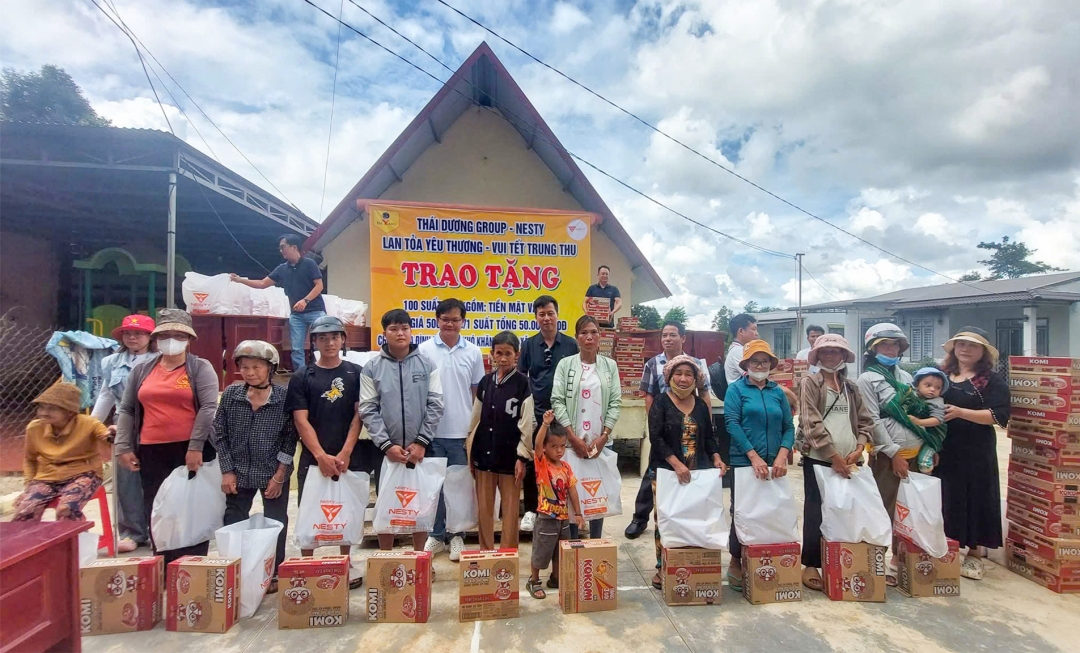 Công ty TNHH Sơn Công nghiệp Thái Dương – Thương hiệu giày dép NESTY tặng quà cho các hộ đặc biệt khó khăn xã Ea Phê.