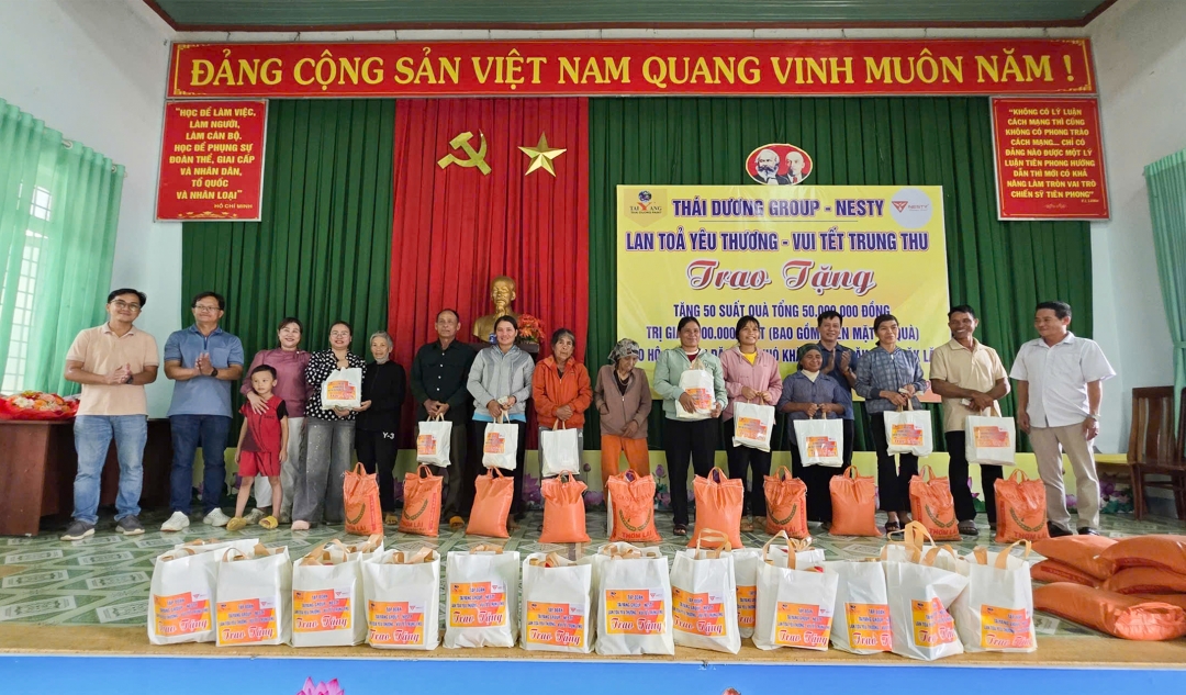 Công ty TNHH Sơn Công nghiệp Thái Dương – Thương hiệu giày dép NESTY tặng quà cho các hộ đặc biệt khó khăn xã Đắk Phơi.