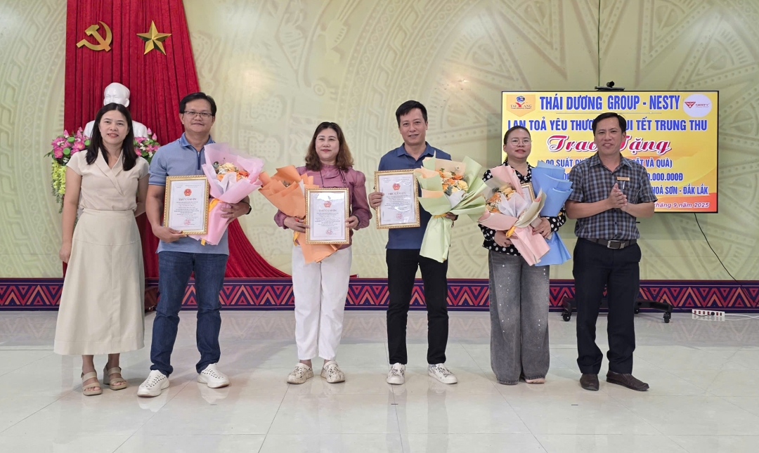 UBND xã Hòa Sơn trao thư cảm ơn đến đại diện Công ty TNHH Sơn Công nghiệp Thái Dương – Thương hiệu giày dép NESTY và Tổng kho sơn Tiến Đạt Buôn Ma Thuột.