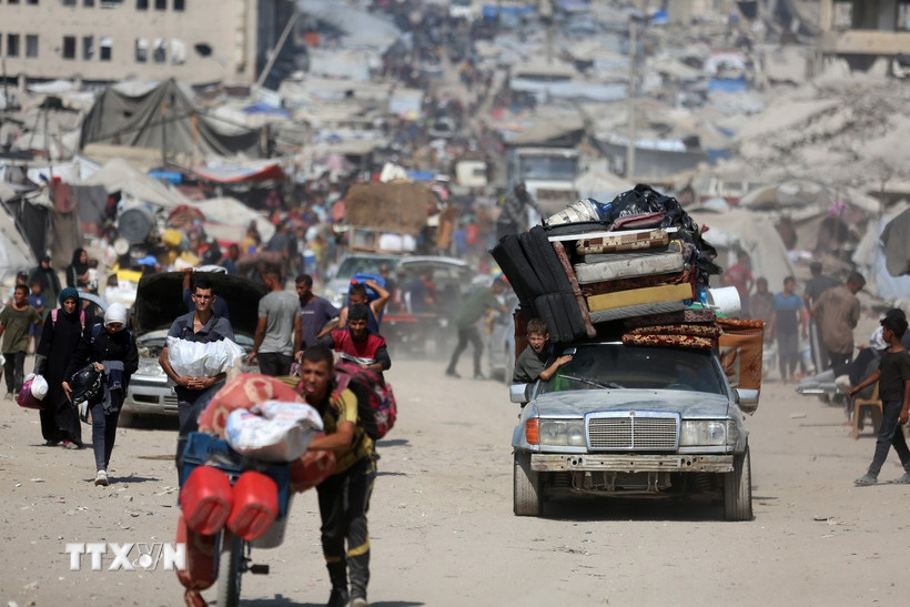 Người dân Palestine sơ tán tránh xung đột tại Gaza. Ảnh: TTXVN