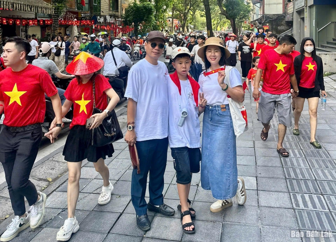 Gia đình chị Nguyễn Thị Thùy Nguyên vượt hơn 1.200km từ Đắk Lắk ra Hà Nội để dự Lễ diễu hành, diễu binh A80. Ảnh: CTV