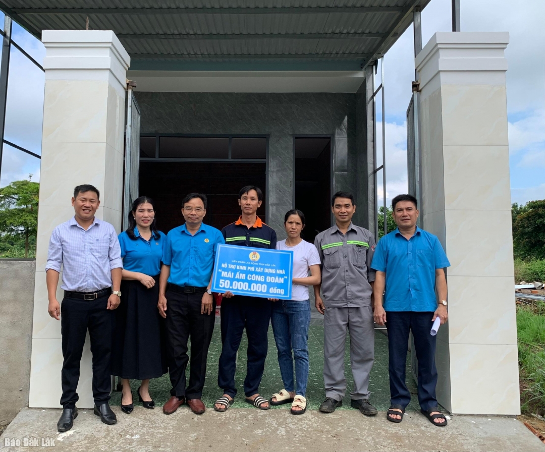 LĐLĐ tỉnh cùng các đơn vị trao bảng hỗ trợ kinh phí xây dựng Mái ấm công đoàn cho anh Lê Văn Tuấn.