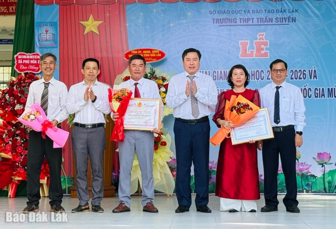 Đồng chí Trần Hữu Thế, Ủy viên Ban Thường vụ Tỉnh ủy, Phó Chủ tịch thường trực Ủy ban MTTQ Việt Nam tỉnh trao Bằng công nhận trường đạt chuẩn quốc gia mức độ 2 cho tập thể lãnh đạo Trường THPT Trần Suyền.