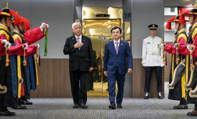 Bộ trưởng Quốc phòng Nhật Bản Gen Nakatani và người đồng cấp Hàn Quốc Ahn Gyu Back. Ảnh: AFP/Vietnam+