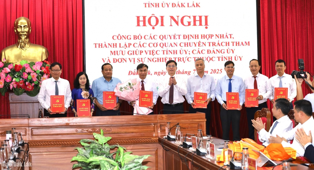 Hội nghị Tỉnh ủy công bố các quyết định hợp nhất, thành lập các cơ quan chuyên trách tham mưu, giúp việc Tỉnh ủy; các Đảng ủy và đơn vị sự nghiệp trực thuộc Tỉnh ủy.