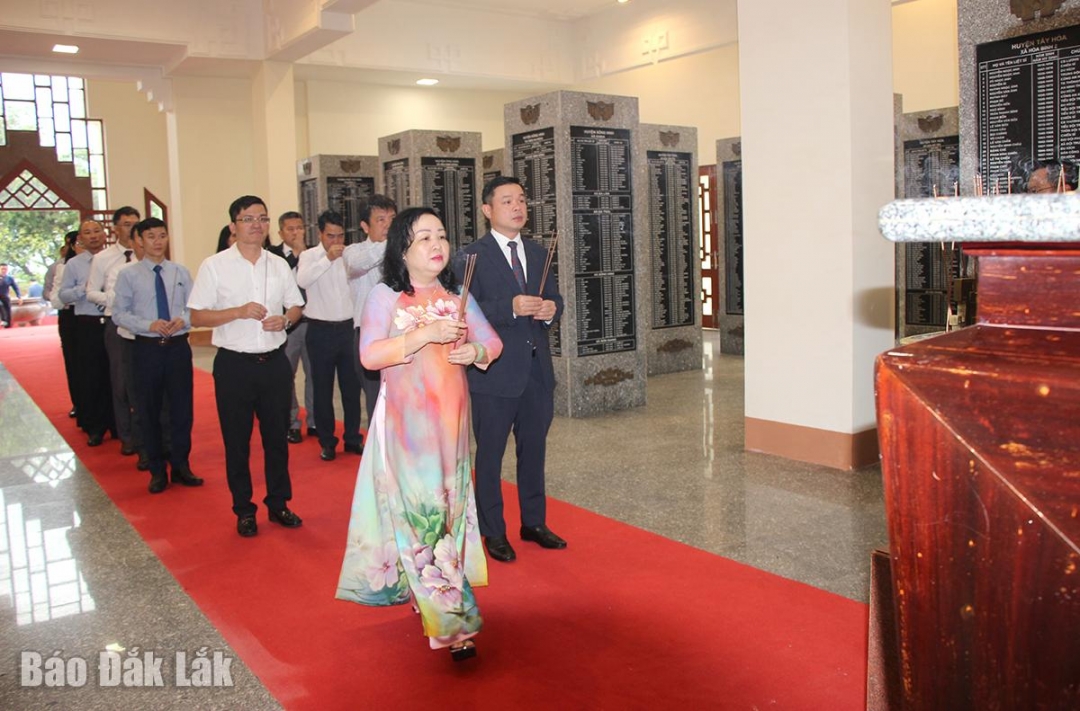 Lãnh đạo tỉnh thắp hương tri ân, tưởng nhớ các anh hùng liệt sĩ tại Đài tưởng niệm Núi Nhạn.