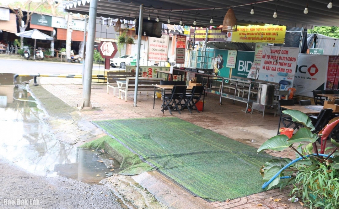 Tại thời điểm kiểm tra ghi nhận trước khu vực bày bán thức ăn có vũng nước đọng lớn, có mùi hôi bốc lên ngay cống thoát nước bị tắc. 