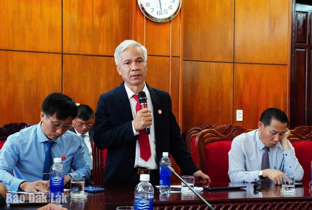 Đại biểu Huỳnh Ngọc Oánh, Phó Bí thư Thường trực Đảng ủy phường Tuy Hòa đóng góp ý kiến tại phiên thảo luận.