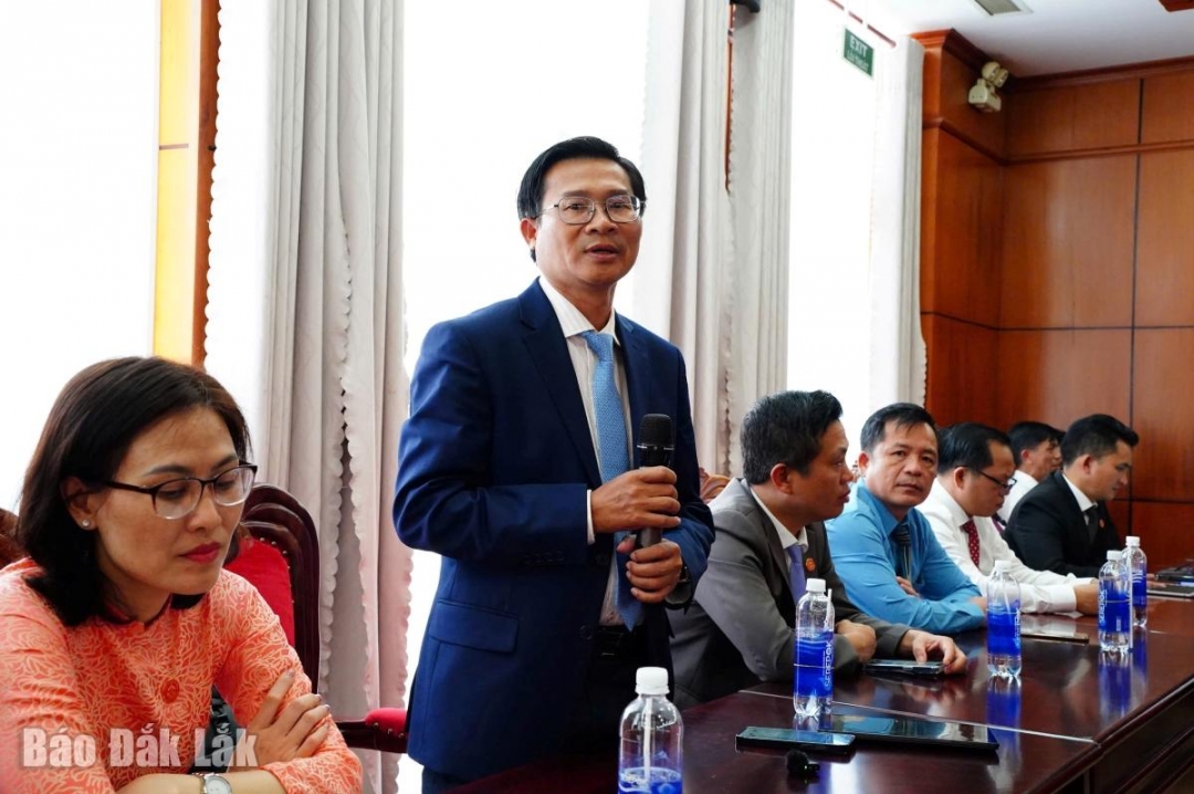 Đại biểu Nguyễn Ngọc Pháp, Phó Bí thư Đảng ủy, Chủ tịch UBND xã Krông Bông góp ý một số nội dung về kiện toàn bộ máy chính quyền địa phương.