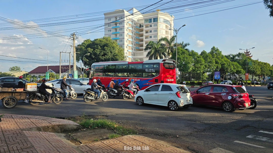Phương tiện lưu thông tại giao lộ Nguyễn Chí Thanh - Nguyễn Hữu Thọ.