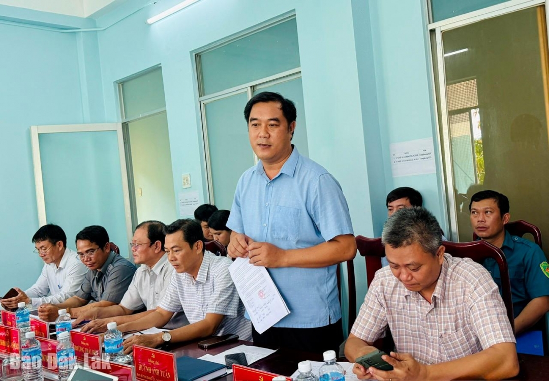 Chủ tịch UBND xã Xuân Lãnh Huỳnh Anh Tuấn phát biểu đề xuất, kiến nghị với đoàn làm việc.

