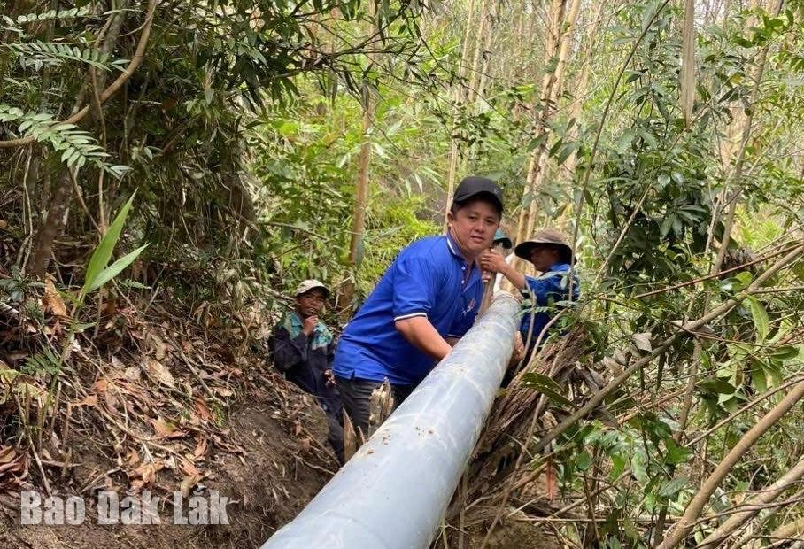 Xã đoàn Phú Mỡ hỗ trợ thôn Phú Hải lắp đặt hệ thống nước tự chảy dẫn từ khu vực núi cao về tận thôn, giúp giải quyết nhu cầu nước sinh hoạt, tưới tiêu sản xuất cho bà con. Ảnh: CTV