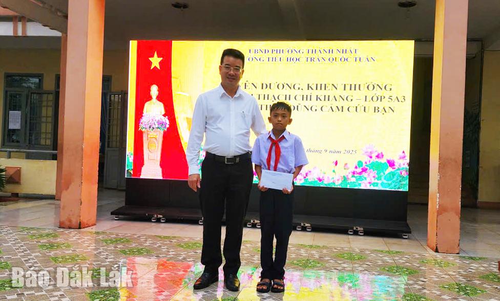 Ông Nguyễn Đình Tâm, Chủ tịch UBND phường Thành Nhất, bày tỏ niềm vui, tự hào về em Thạch Chí Khang