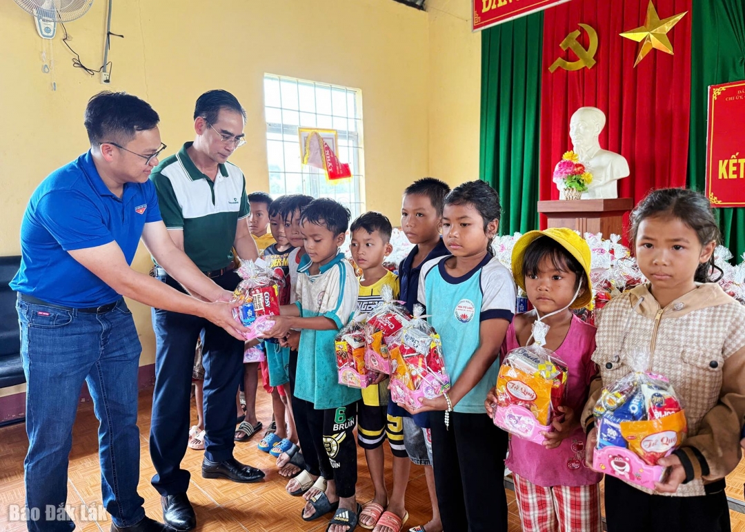 Đại diện lãnh đạo Vietcombank Đắk Lắk tặng quà tết trung thu cho thiếu nhi buôn Trang Yốk.