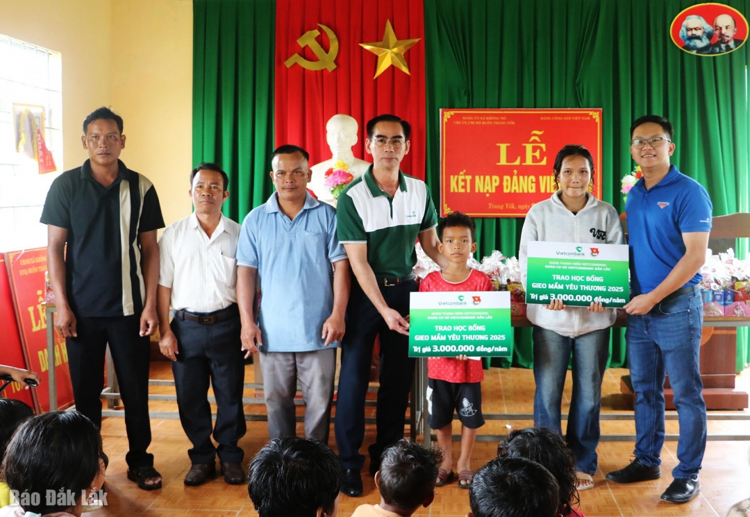 Vietcombank Đắk Lắk trao học bổng cho hai học sinh vượt khó học giỏi của buôn Trang Yốk. 