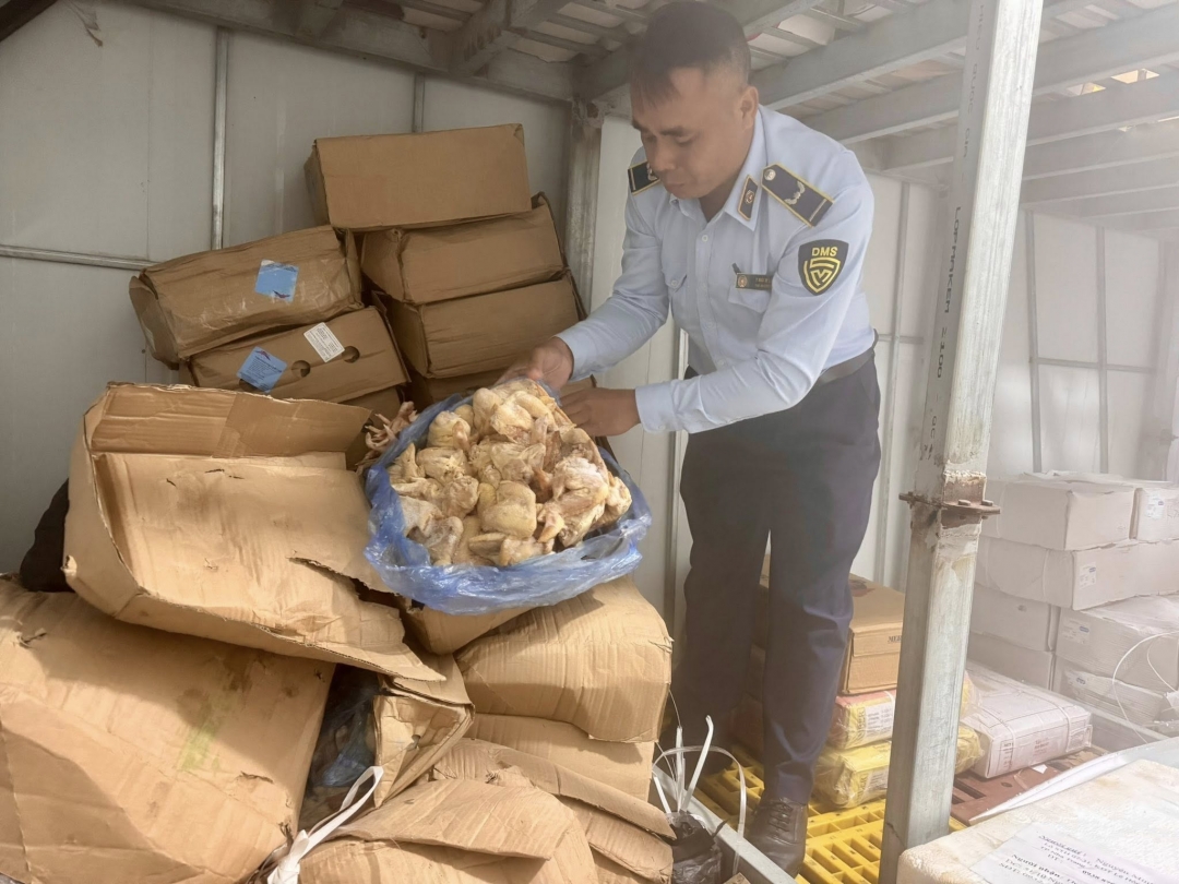 Chi cục Quản lý thị trường tỉnh Đắk Lắk (cũ) phát hiện hơn 500kg thực phẩm đông lạnh không rõ nguồn gốc, xuất xứ vào tháng 6/2025.