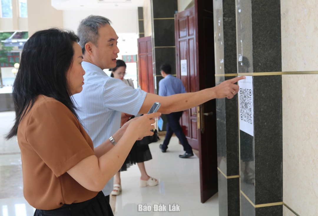 Các đại biểu quét mã tài liệu hội nghị.