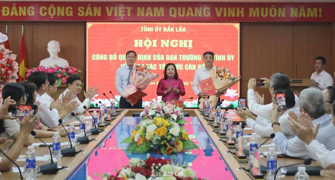 Phó Bí thư Thường trực Tỉnh ủy, Chủ tịch HĐND tỉnh Cao Thị Hòa An trao quyết định và tặng hoa chúc mừng đồng chí Từ Thái Giang và đồng chí Trần Phú Hùng.