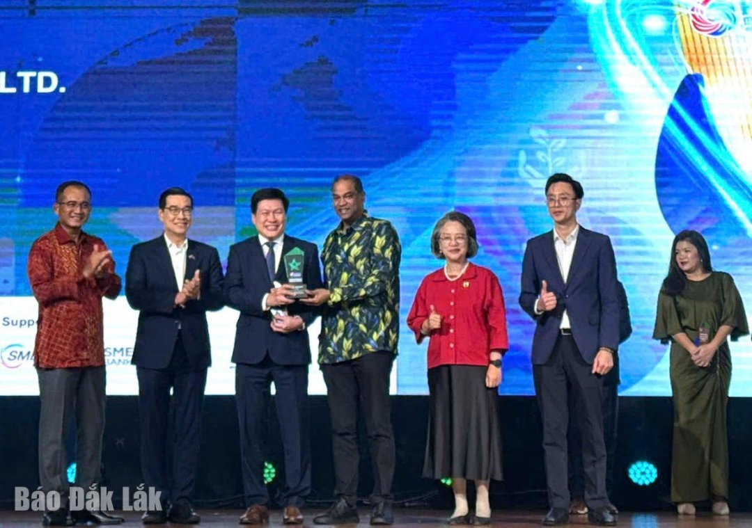 Đại diện Simexco Daklak nhận giải thưởng