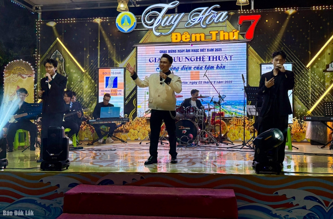 Các sinh viên khoa Nghệ thuật Trường Đại học Văn Hiến TPHCM biểu diễn ca khúc Viết tiếp câu chuyện hòa bình. 