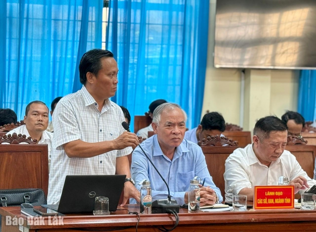 Phó Giám đốc Sở Nội vụ Vũ Lê Các giải đáp một số vấn đề cử tri kiến nghị tại hội nghị.