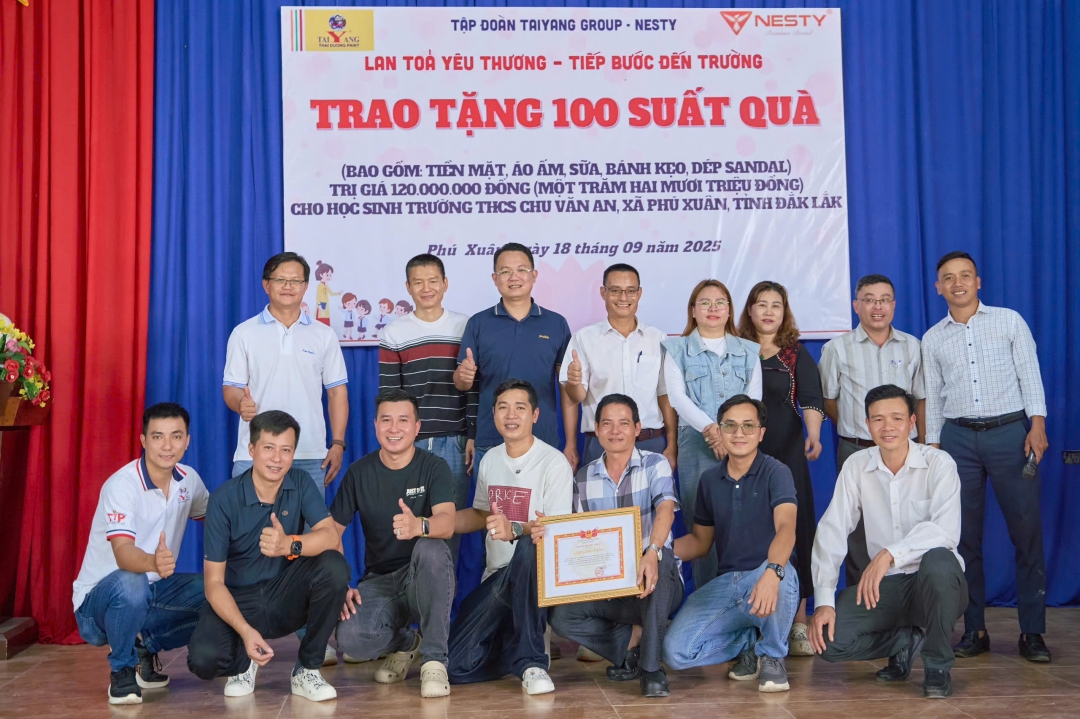 Ông Tạ Văn Thành, Chủ tịch Hội đồng quản trị, Tổng giám đốc Công ty TNHH Sơn Công nghiệp Thái Dương (đứng thứ 2, từ trái) và các thành viên của đoàn nhận thư cảm ơn của Ban giám hiệu Trường THCS Chu Văn An.
