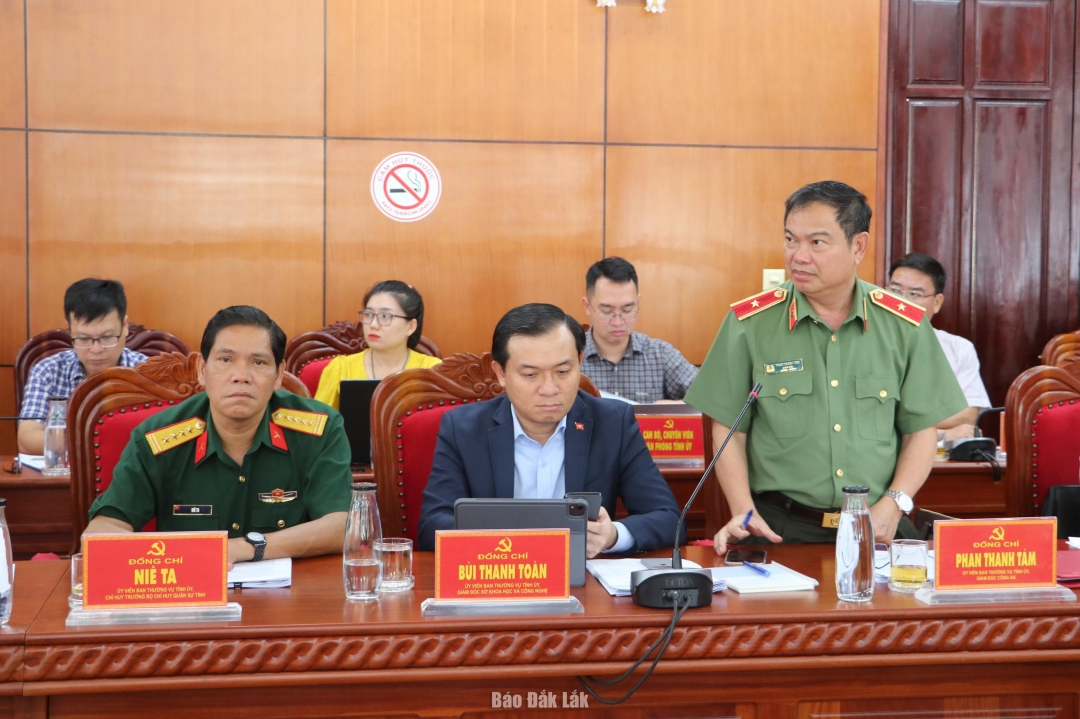Ủy viên Ban Thường vụ Tỉnh ủy, Giám đốc Công an tỉnh Phan Thanh Tám báo cáo phương án công tác bảo vệ đại hội.