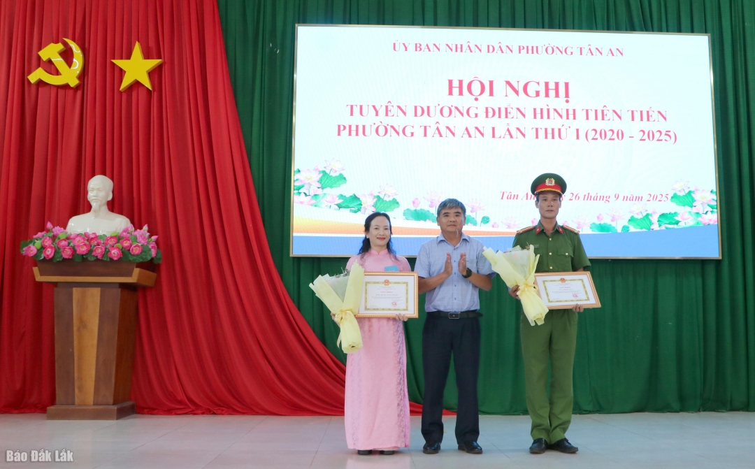Bí thư Đảng ủy, Chủ tịch HĐND phường Tân An Nguyễn Đức Vinh tặng giấy khen cho 2 tập thể có thành tích xuất sắc trong phong trào thi đua yêu nước giai đoạn 2020 - 2025.