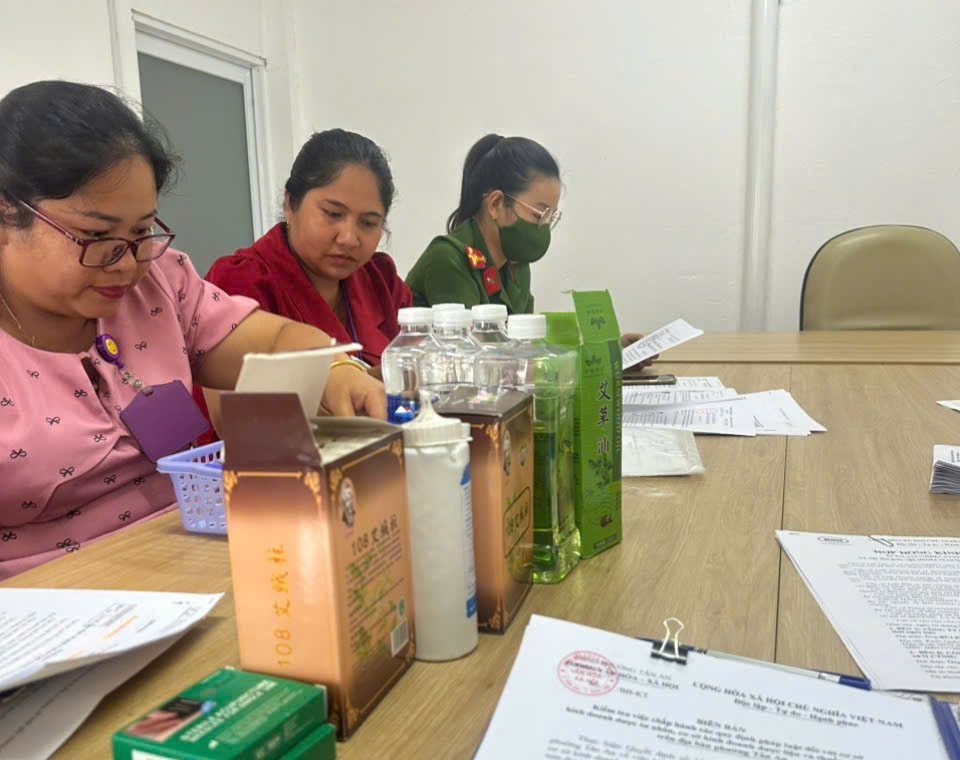 Tổ liên ngành kiểm tra thuốc cổ truyền, dược liệu giả, kém chất lượng phường Tân An làm việc tại một cơ sở kinh doanh trên địa bàn.