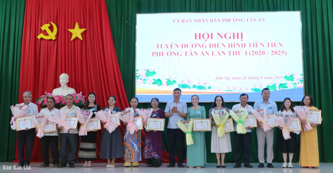 Phó Chủ tịch UBND phường Tân An Nguyễn Công Thảo trao giấy khen cho các cá nhân có thành tích xuất sắc trong phong trào thi đua yêu nước giai đoạn 2020 - 2025.