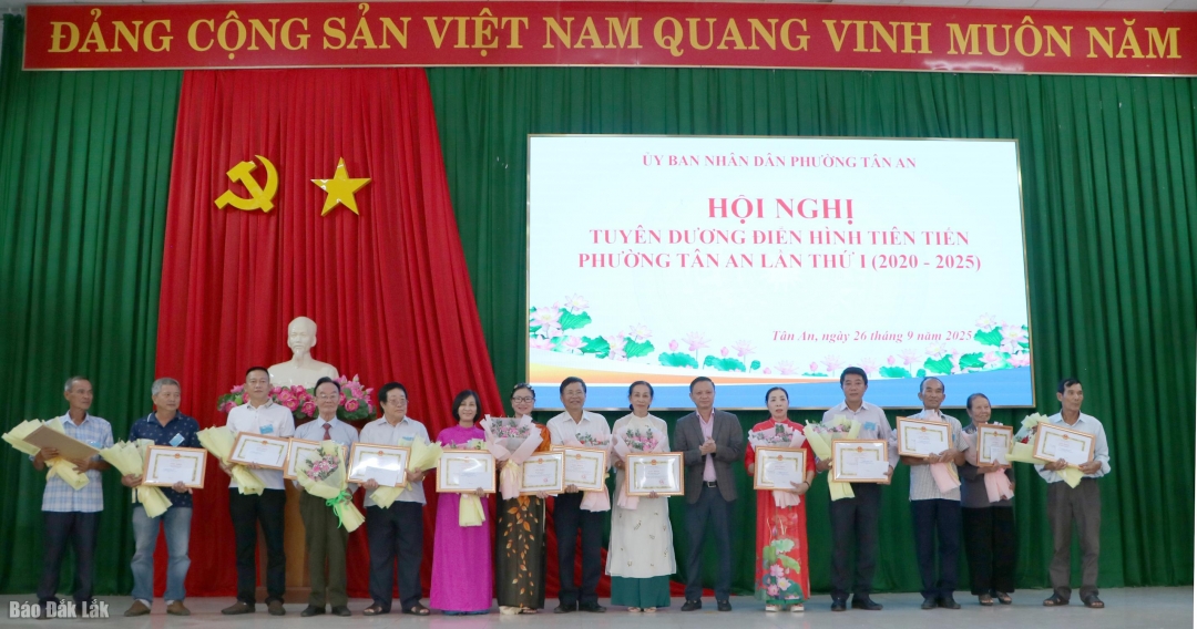 Phó Bí thư Đảng ủy, Chủ tịch UBND phường Tân An Phạm Trung Nghĩa trao giấy khen cho các cá nhân có thành tích xuất sắc trong phong trào thi đua yêu nước giai đoạn 2020 - 2025.