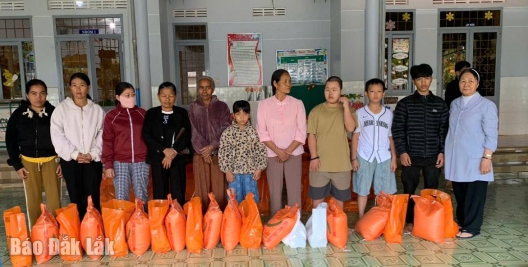 Đại diện Giáo xứ Hòa Bình trao tặng quà cho các đối tượng khuyết tật trên địa bàn phường Tân Lập