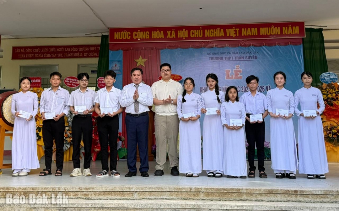 Đồng chí Trần Hữu Thế, Ủy viên Ban Thường vụ Tỉnh ủy, Phó Chủ tịch thường trực Ủy ban MTTQ Việt Nam tỉnh tặng học bổng cho các em học sinh của trường.