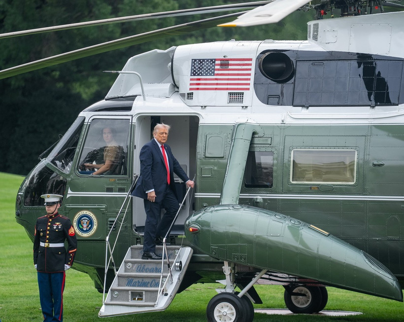 Tổng thống Donald Trump lên máy bay tại Washington, D.C., ngày 16/9/2025, bắt đầu chuyến công du tới Anh. Nguồn: THX/TTXVN