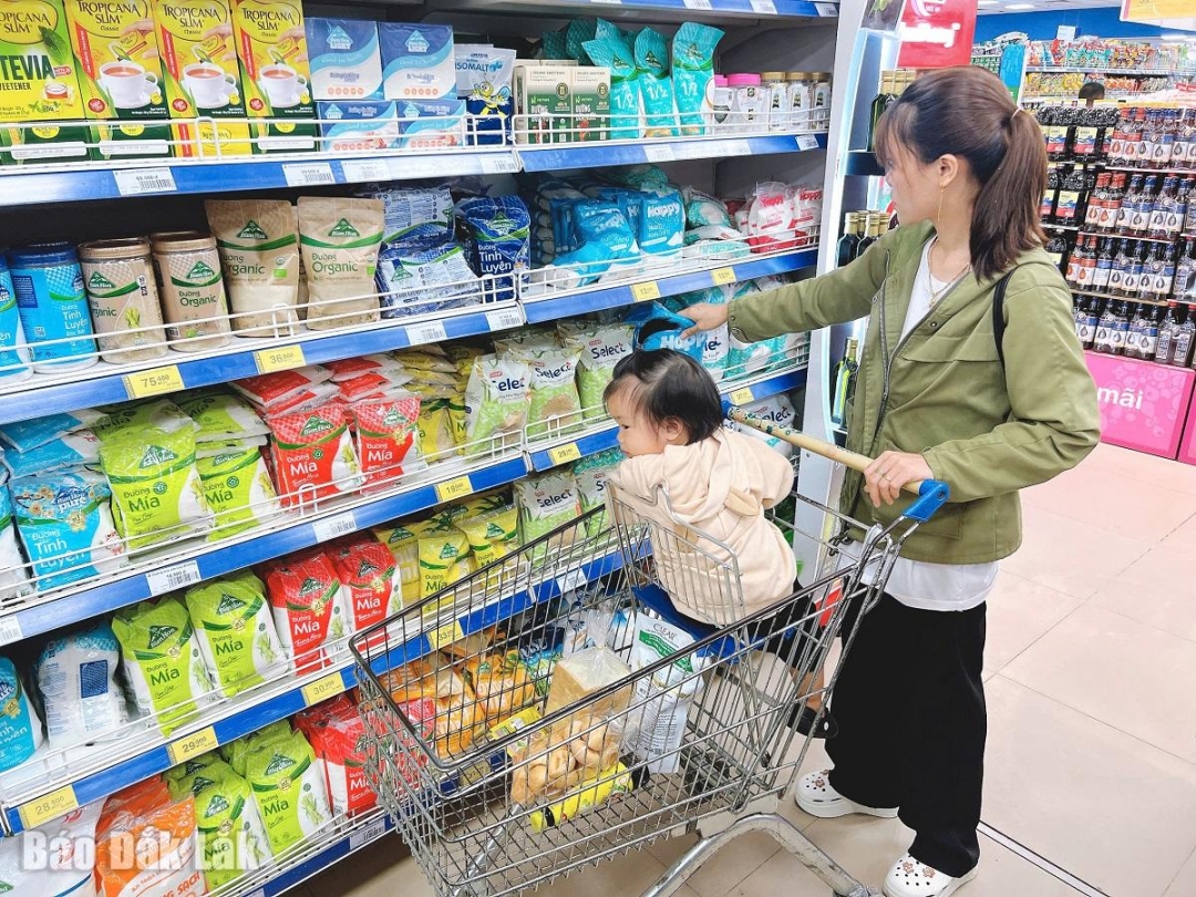 Người dân chọn mua hàng Việt Nam tại Siêu thị Co.opmart Tuy Hòa.