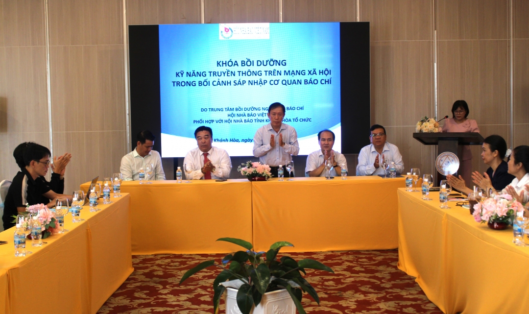 Đại biểu, cán bộ, hội viên tại buổi khai giảng khóa đào tạo.