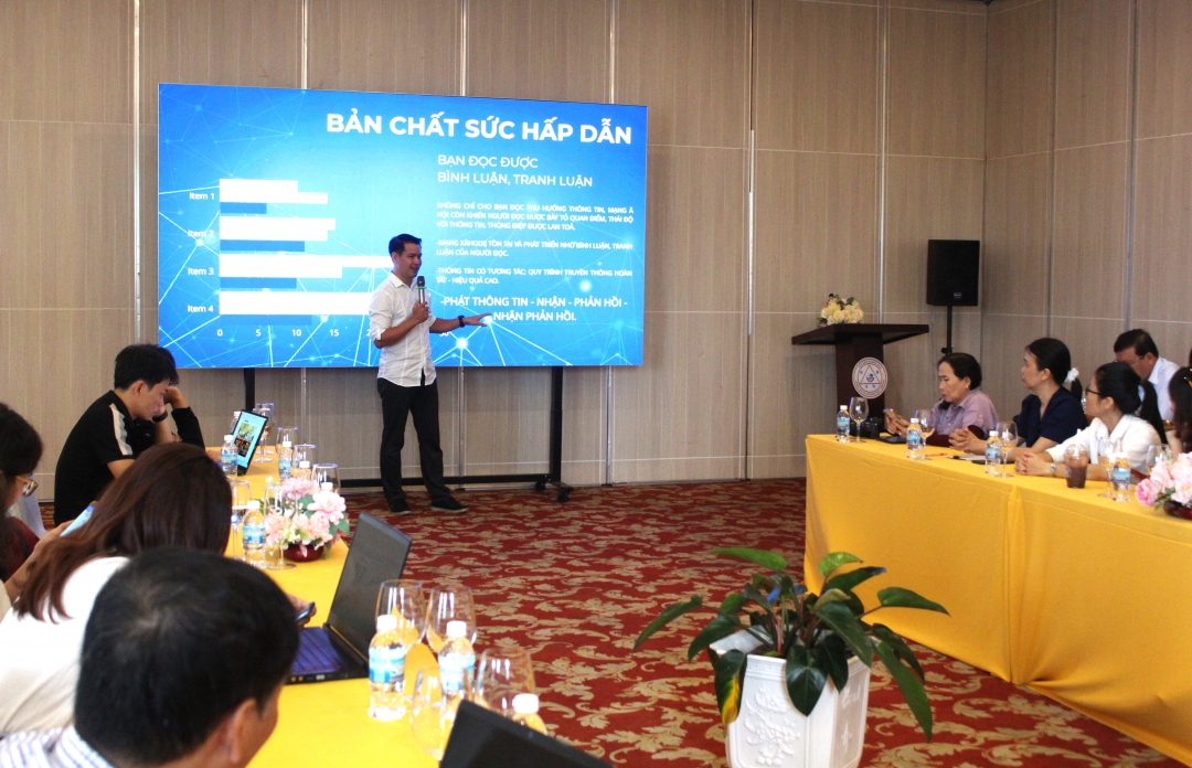Nhà báo Phạm Tùng Lâm, Trưởng Văn phòng đại diện Báo Hà Nội mới tại TP Hồ Chí Minh trao đổi chuyên môn với các học viên.