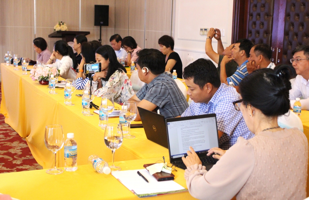 Học viên trao đổi kinh nghiệm và thực hành đăng tại thông tin trên mạng xã hội.