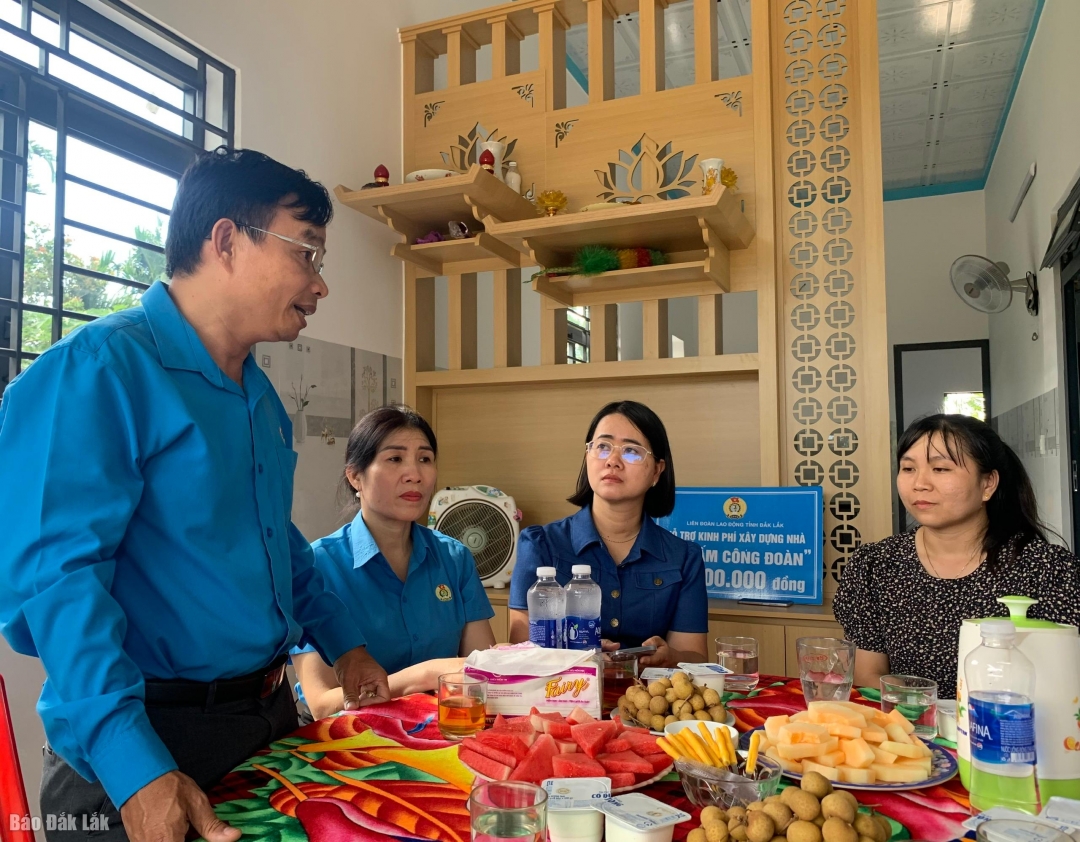 Phó Chủ tịch LĐLĐ tỉnh Nguyễn Phú Lập gởi lời chúc mừng tới gia đình đoàn viên Đinh Thị Thu Thảo.
