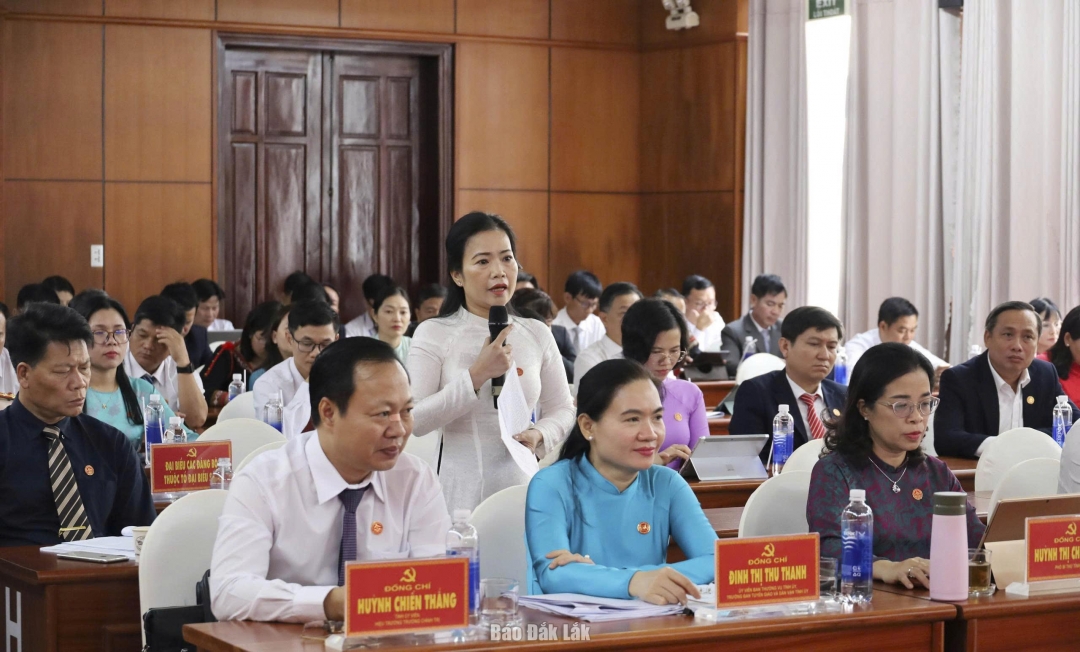 Đồng chí Bùi Thị Hà Giang, Bí thư Đảng ủy, Chủ tịch HĐND xã Ea Drăng phát biểu thảo luận.
