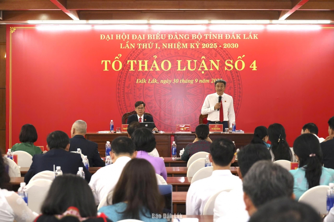 Quang cảnh Tổ thảo luận số 4.