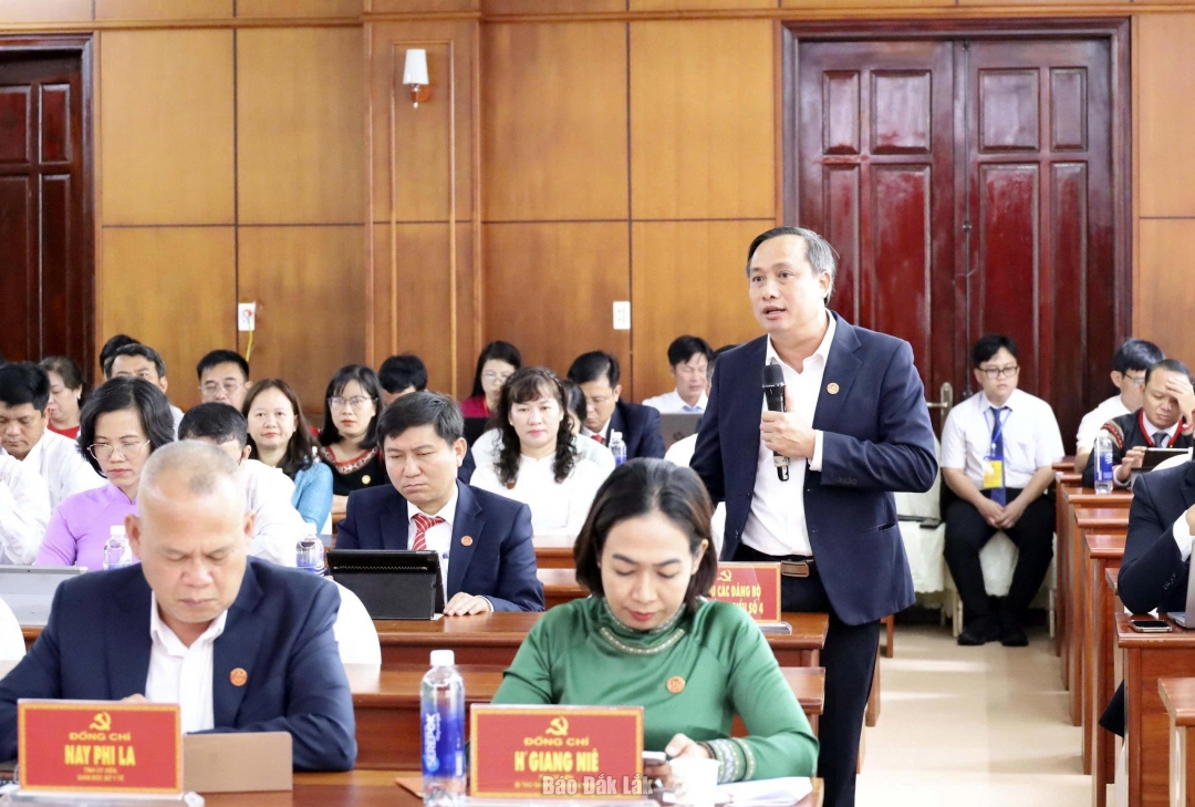 Đồng chí Nguyễn Hữu Thuận, Bí thư Đảng ủy, Chủ tịch HĐND xã Hòa Mỹ phát biểu thảo luận.